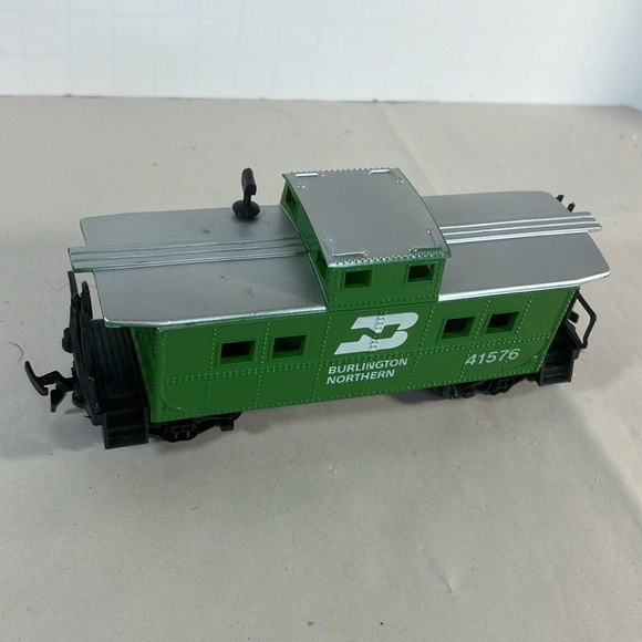 HO Scale Burlington and Northern Caboose from Life Like. - Picture 4 of 9